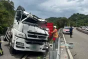 快訊/國道1號汐止交流道「貨櫃車翻車」意外！駕駛困撞爛車頭　緊急救出送醫
