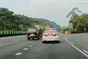 影/這違規有聲音！休旅車國3囂張跨越雙白線　「紅斑馬」在後秒攔下他笑翻