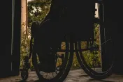 人夫中風全癱4年妻訴請離婚　他卑微請求「小孩別改母姓」