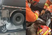 影/驚悚現場曝！5車連環撞「轎車遭夾擊擠扁」　目擊者：車上3人奇蹟生還
