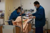 疑誤食「蝦膏」海鮮嚴重過敏險喪命！男子血壓狂掉剩70休克！打強心針搶命
