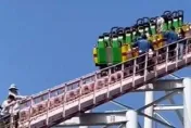 驚險畫面曝！日本遊樂園雲霄飛車「突停止」卡半空中　18人徒步走下軌道