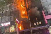 影/知名燒肉店廚房竄火舌！濃煙貫穿西門町商圈　驚險救援畫面曝光