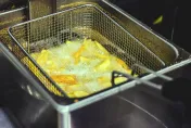 妻上班受辱！美男衝店內討公道　狂毆同事「頭塞400度油鍋」