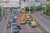 快訊/上班注意！國道1號台中追撞車禍　占用南屯路段內側車道
