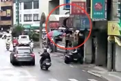 影/毒蟲太嗨變蜘蛛人爬遮雨棚　民眾目擊「跳樓」報案警逮人送辦