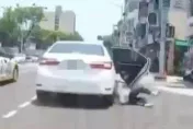 影/女版成龍？高雄狂女跟家人吵架竟當街跳車　翻滾險遭輾