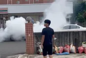 影/雲林警包夾逮詐團！車手「燒胎」狂噴白煙逃不掉　前後都是偵防車