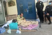 新冠病毒專家冒雨「打地鋪」睡實驗室門口　官方稱係「安全原因」要求其搬離