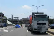 內輪差奪命！預拌混凝土車右轉擦撞機車　台南7旬女騎士遭輾斃亡