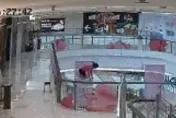 陸版「燒肉粽事件」！厭世婦商場內墜下　壓傷路人自己當場身亡