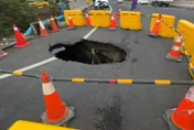 快訊/台南城西路「驚見大天坑」！已封閉道路單向通車