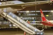 空姐與同事起爭執「背水一戰」　啟動逃生滑梯跳下…網譏慘賠：一輛BMW沒了