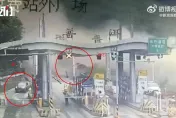 影/驚險瞬間！收費站旁突現山崩　巨石滾落轎車猛踩油門逃過一劫