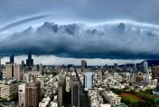 超黑烏雲殺來！鄭明典曬「風暴前導雲」照　全網驚呆了