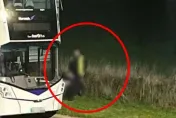 戶外運動被抓包！公車司機路邊「打野戰」遭開除　辣妹「跪地吞吐」被拍