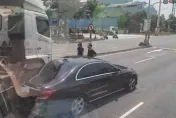 快訊/高雄小港「連環撞車禍」！拖板車追撞賓士　車頭全毀碎片掉滿地