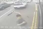 影/忿前面太慢又超不過去！竹北路怒男開山刀削公車　司機差點斷臂