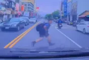 影/高雄男童從對向車陣「竄出」！女駕駛嚇到尖叫　警將罰監護人