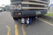 影/高雄車禍！機車「捲進」大貨車車頭　女騎士當場慘死