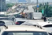 台66線大溪段貨卡大翻車　5車遭波及…不是「屁股」掉就是車頭撞爛
