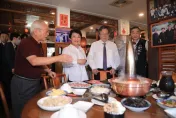 直擊/盧秀燕相約吃火鍋　鄭文燦帶上這伴手禮笑稱：要價60億元