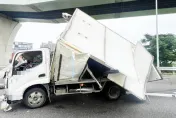 快訊/國1北向桃園段貨車衝護欄撞爛　駕駛噴飛路中央…神奇擦傷躲死劫