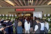 影/士林地院法官墜樓亡今告別式　白色花海數百人到場致意