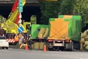影/三峽曳引車轉彎「冥紙捲」散落一地　才排除大貨車又拋錨塞爆