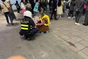 賣花老婦遭警關切哭了？他嘆不抓通緝犯「只為難養家糊口」　全場酸爆