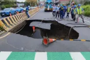 影/一個車道寬天坑！竹縣超大洞全是水　「二度崩」驚悚畫面曝光