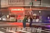 2屁孩馬路中胡鬧扛鐵架「扶鑾問事」　警：通知到案開罰