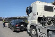 快訊/賠到脫褲！保時捷、BMW停等紅燈竟遭砂石車追尾　維修費恐是天價