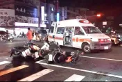 快訊/畫面曝光！高雄鳳山自小客撞機車波及4車　5人倒成一團受傷送醫