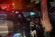 台東凌晨轎車自撞路樹「車頭全毀」5傷　女童左小腿骨折