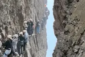 影/陸五一假期擠爆！遊客攀岩掛半山腰1小時　沙漠「不堵駱駝但堵人」