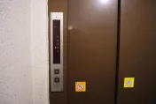 影/驚險！5歲女童手臂遭電梯門片夾住　保全狂奔七層樓救人