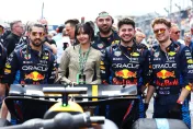 影/看到Lisa終點線揮旗！F1邁凱倫諾里斯生涯首飆冠