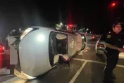 快訊/萬里隧道外「轎車側翻」！駕駛受困警消破窗救人緊急送醫