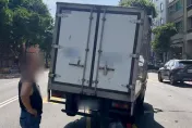 影/撞擊瞬間！小貨車騎上分隔島4輪懸空　駕駛：調撥車道剩3分鐘！