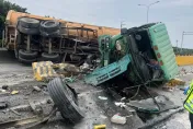 快訊/台61竹南段聯結車自撞護欄翻覆　車身對折輪子滾出去
