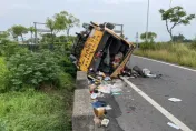 快訊/嘉義太保驚傳死亡車禍！拖吊車自撞護欄翻覆　駕駛送醫不治