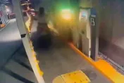 影/闖關失敗！嫩妹疑「跟車」想逃票　下秒撞柵欄慘變「在地人」