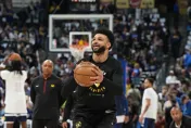 影/朝場內丟東西！金塊主控差點害裁判跌跤　NBA祭3百萬元罰單