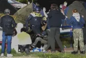影/反戰示威燒進歐洲校園！鎮暴警察開推土機清路障　荷蘭阿姆斯特丹大學125人遭逮捕