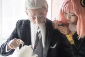 超傳神！80歲爺爺與孫女一起cos《間諜家家酒》 　背後原因藏洋蔥