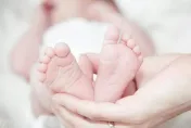 19歲女「未婚先孕」不敢告訴家人　竟聯手閨蜜「踩死嬰兒」