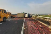 影/國3霧峰段北向「小貨車翻覆」！路上全是西瓜　車流一度回堵2公里