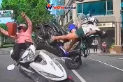 影/載妹搶快闖紅燈！待轉區婦人衰遭撞　3人抱車「原地起飛」