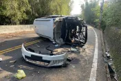 影/小鋼炮慘變「在地無頭車」！苗栗西湖大翻車　撞護欄車頭毀駕駛送醫